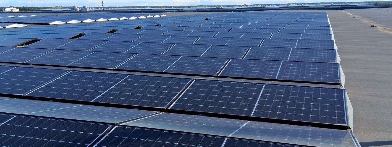 Solpaneler på industritak